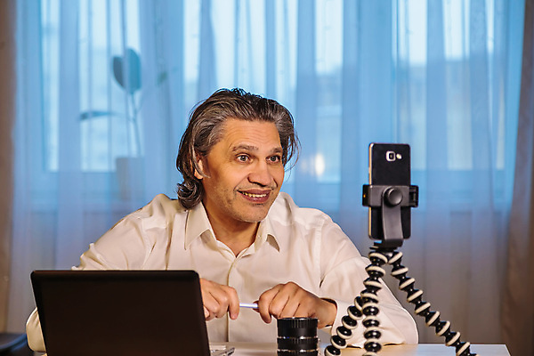 포토 JPG 해외이미지 백인 직업 라이프스타일 교육 남자 인터넷 비즈니스 통신 수업 무선통신 실내 설명 한명 사람 손짓 성인 가로 노트북 스마트폰 핸드폰 컴퓨터 컬러풀 듣기 관찰 작업 비즈니스맨 가르침 연결 토론 강의 방송 나눔 온라인 삼각대 고립 블로거 세미나 조언 웨비나 해외포토 서양인 1 컬러 모션 내부 생활 전자제품 스마트기기 직장인 파일형식 언택트 이미지허브