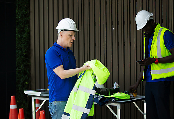 포토 JPG 해외이미지 식물 직업 산업 비즈니스 공장 지붕 노동자 세포 한명 안전 사람 초록색 파란색 태양 환경 힘 재활용 장비 발전기 에너지 업무 판넬 기술자 엔지니어 수리 역 확인 서비스 날것 태양에너지 시스템 공학 설정 유지 패널 혁명 생태학 설치 전압 해외포토 자연요소 1 교육 컬러 컨셉 공업 교통시설 발전소 작업 그린에너지 친환경 파일형식 이미지허브