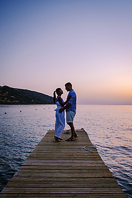 포토 JPG 해외이미지 커플 여자 남자 행복 실루엣 호수 바다 여행 가족 휴가 휴식 풍경 성인 야외 두명 햇빛 그리스 방파제 성인만 해외포토 공공시설 감정 유럽 컨셉 관계 촬영기법 사람 태양 파일형식 이미지허브