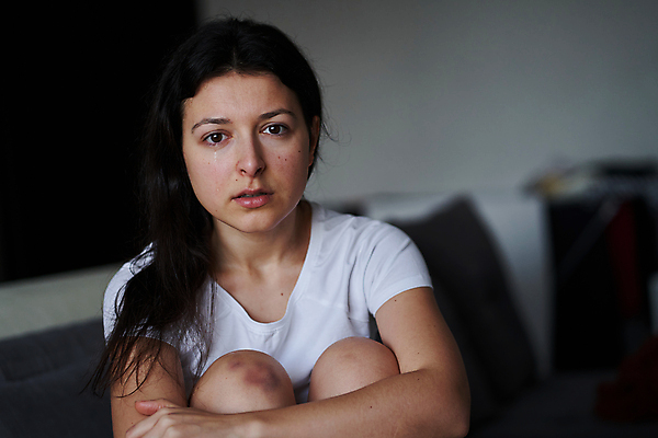 포토 JPG 해외이미지 백인 응시 여자 한명 앉기 상반신 성인 앞모습 아웃포커스 고통 상처 무릎 찰과상 성인여자한명만 해외포토 서양인 1 시선 감정 뷰포인트 모션 촬영기법 사람 신체부위 여자한명만 성인여자만 파일형식 이미지허브