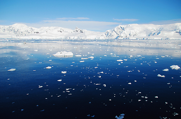 포토 JPG 해외이미지 바다 겨울 자연 산 풍경 사람없음 야외 물 파란색 글로벌 환경 얼음 추위 흰색 황무지 남극 북극 빙하 봉 빙산 남쪽 해외포토 자연요소 계절 컬러 극지방 방향 생태계 파일형식 이미지허브