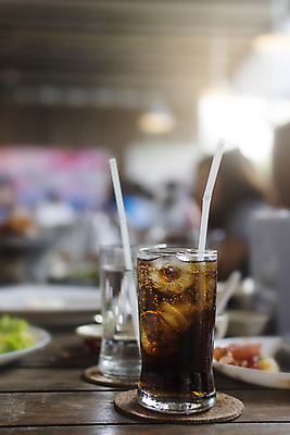 포토 JPG 해외이미지 라이프스타일 손 음료 음식 빵 백그라운드 포크 토마토 유리 탁자 실내 건강 스파게티 육류 사람없음 목재 파티 식당 얼음 식사 햄버거 시간 맛 폐기물 먹기 속도 콜라 패티 점심식사 식욕 해로움 해외포토 자연요소 나무 식기 가구 컨셉 채소 식재료 재료 모션 재질 패스트푸드 파스타 이벤트 내부 생활 신체부위 상점 쓰레기 탄산음료 파일형식 이미지허브