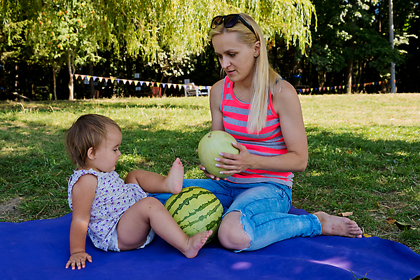 포토 JPG 해외이미지 백인 공원 여자 딸 행복 어린이 2 가족 자연 놀이 엄마 휴식 수박 함께함 안전 사람 앉기 잔디 성인 야외 두명 소풍 기쁨 아기 도시 개 잭 걸음마 해외포토 서양인 식물 공공시설 감정 컨셉 과일 포유류 관계 모션 야외활동 생태계 파일형식 이미지허브