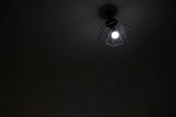 포토 JPG 해외이미지 디자인 가구 백그라운드 전구 건축양식 유리 조명 새로움 주택 실내 따뜻함 매달리기 미술 사람없음 내부 장식 빛 컬러풀 유행 상점 검은색 어둠 방 에너지 수확 골동품 램프 화려 클래식 고급 우아함 오브젝트 천장 복고 샹들리에 청동 빛망울 스타일 해외포토 건축 컬러 생활용품 컨셉 농업 모션 재질 문화예술 건물 파일형식 이미지허브