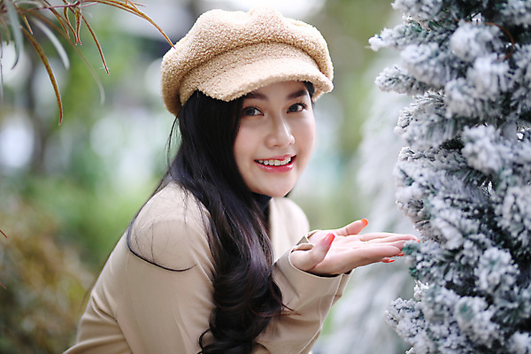 포토 JPG 해외이미지 모델 1 라이프스타일 헤어스타일 응시 여자 행복 감정 얼굴 포즈 백그라운드 자연 건강 한명 미소 사람 성인 야외 청춘 뷰티 유행 기쁨 표현 자신감 피부 긍정 내추럴 스타일 해외포토 시선 컨셉 표정 생활 신체부위 생태계 파일형식 이미지허브