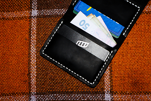 포토 JPG 해외이미지 디자인 남자 백그라운드 컨셉 돈 비즈니스 사람 사람없음 금융 쇼핑 사무실 유행 검은색 흰색 비즈니스맨 오픈 신용카드 이름 지갑 재산 구매 주머니 플라스틱 가죽 오브젝트 사인 투자 상업 신분 결제 소매 빚 고립 보유 인출 해외포토 컬러 재질 경제 직장인 파일형식 이미지허브