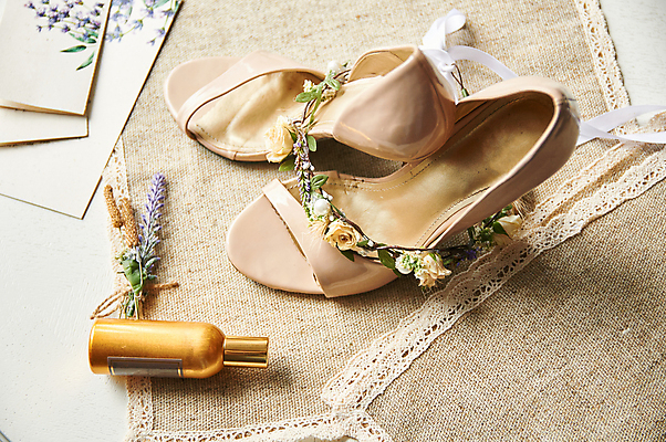 포토 JPG 해외이미지 꽃 리본 구두 결혼 사람없음 화관 로맨틱 프릴 편지지 라벤더 공병 스몰웨딩 해외포토 식물 신발 컨셉 이벤트 장식 편지 허브 병_담는 파일형식 이미지허브