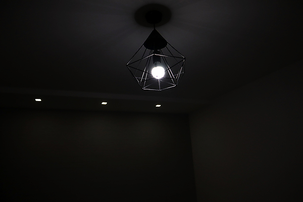 포토 JPG 해외이미지 디자인 가구 백그라운드 전구 건축양식 유리 조명 새로움 주택 실내 따뜻함 매달리기 미술 사람없음 내부 장식 빛 컬러풀 유행 상점 검은색 어둠 방 에너지 수확 골동품 램프 화려 클래식 고급 우아함 오브젝트 천장 복고 샹들리에 청동 빛망울 스타일 해외포토 건축 컬러 생활용품 컨셉 농업 모션 재질 문화예술 건물 파일형식 이미지허브