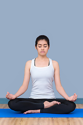 포토 JPG 해외이미지 전신 여자 다이어트 요가 회색배경 실내 건강 한명 앉기 동양인 성인 앞모습 운동복 운동 눈감음 요가자세 매트 명상 성인여자한명만 해외포토 1 웰빙 옷 뷰포인트 포즈 백그라운드 모션 사람 인종 내부 회색 여자한명만 성인여자만 파일형식 이미지허브