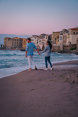 포토 JPG 해외이미지 커플 행복 유럽 바다 여행 벤치 건축양식 관계 휴가 주택 사람 야외 두명 건물 여름 도시풍경 성당 교회 마을 항구 이탈리아 도시 지중해 타운 스카이라인 구시가지 바실리카 해외포토 건축물 계절 건축 감정 나라 의자 종교건축 교통시설 풍경 파일형식 이미지허브