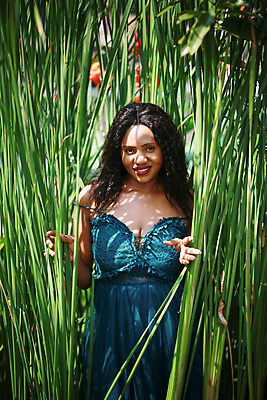 포토 JPG 해외이미지 모델 라이프스타일 헤어스타일 드레스 공원 여자 행복 얼굴 포즈 자연 한명 인종 야외 초록색 뷰티 유행 검은색 자유 시골 우아함 긍정 내추럴 남아프리카 스타일 해외포토 1 옷 공공시설 감정 컬러 컨셉 아프리카 사람 생활 신체부위 생태계 파일형식 이미지허브