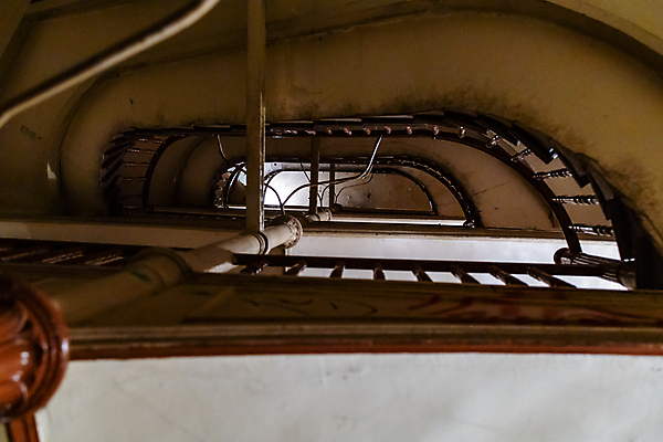 포토 JPG 해외이미지 응시 유럽 건축양식 실내 나선형 사람없음 내부 건물 목재 인테리어 계단 도시 역사 상승 단계 폴란드 공동주택 브로츠와프 옛날 해외포토 나무 건축물 디자인 시선 건축 나라 컨셉 무늬 재료 파일형식 이미지허브