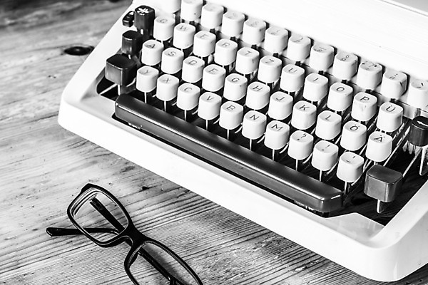 포토 JPG 해외이미지 안경 컨셉 탁자 열쇠 이야기 사람없음 다이어리 수확 시골 기록 시간 메시지 기자 클래식 잡지 인쇄 작가 오브젝트 복고 과거 타자기 타입 구식 옛날 출판 해외포토 직업 잡화 가구 농업 간행물 사무용품 골동품 파일형식 이미지허브