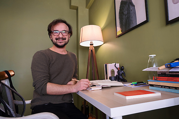 포토 JPG 해외이미지 백인 직업 1 학생 손 교육 남자 학교 탁자 노동자 주택 실내 한명 사람 앉기 성인 책 스터디 연필 펜 유행 쪽지 방 시험 램프 기록 업무 도서관 집중 읽기 책상 교과서 준비 대학교 문학 해외포토 서양인 가구 컨셉 모션 학용품 교재 조명 내부 건물 신체부위 학습 필기구 작업 파일형식 이미지허브