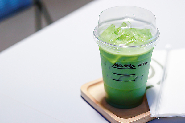 포토 JPG 해외이미지 여자 과일 탁자 실내 사람없음 녹차 말차 테이크아웃컵 해외포토 가구 사람 내부 컵 차_음료 파일형식 이미지허브