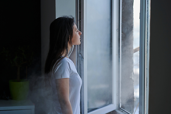 포토 JPG 해외이미지 응시 여자 행복 창문 아침 실내 한명 상반신 성인 옆모습 빛 어둠 커튼 창가 상쾌 성인여자한명만 해외포토 주간 1 시선 감정 뷰포인트 사람 내부 여자한명만 성인여자만 파일형식 이미지허브