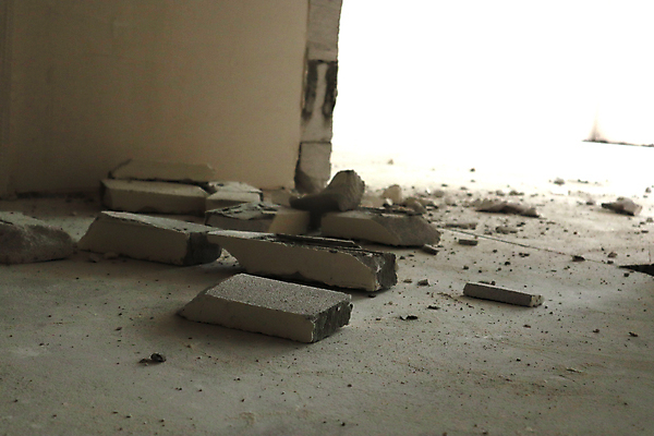 포토 JPG 해외이미지 산업 건축양식 벽돌 바닥 아파트 주택 건설업 사람없음 건물 가로 인테리어 컬러풀 손상 건설현장 욕실 죽음 변화 스페인 수리 쓰레기 파편 타일 싱크대 수도꼭지 시멘트 개선 깨짐 변기통 옛날 콘크리트 해외포토 건축물 디자인 건축 유럽 컬러 컨셉 개수대 파일형식 이미지허브