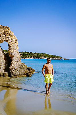 포토 JPG 해외이미지 여자 남자 유럽 바다 섬 여행 하늘색 휴가 휴식 풍경 성인 두명 모래사장 햇빛 맑음 지중해 그리스 휴양지 암초 성인만 해외포토 나라 컨셉 날씨 사람 파란색 태양 장소 파일형식 이미지허브