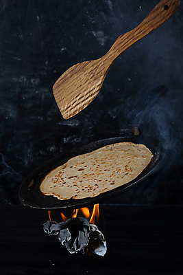 포토 JPG 해외이미지 전통 접시 음식 백그라운드 재료 탁자 요리 사람없음 목재 케이크 주방 계란 검은색 식사 빵집 우유 튀김 흰색 시골 신선 프라이팬 사발 맛 아침식사 설탕 밀 굽기 준비 날것 반죽 만들기 밀가루 소금 레시피 버터 성분 노른자 팬케이크 러시아인 이스트 페스츄리 핸드메이드 해외포토 서양인 나무 식기 빵 컬러 가구 컨셉 모션 주방용품 디저트 유제품 곡류 상점 알 사기그릇 가루 구이 파일형식 이미지허브