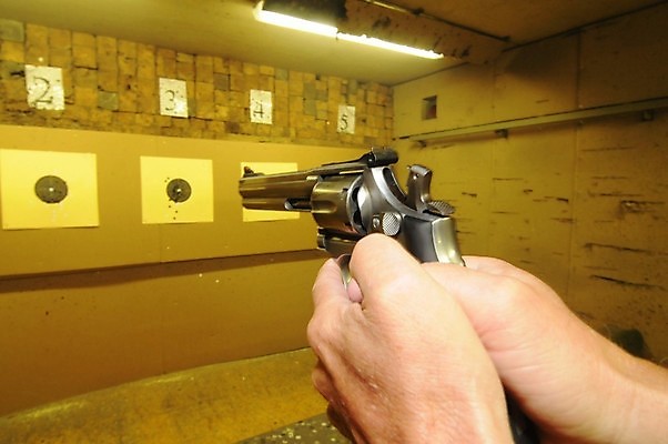 포토 JPG 해외이미지 무기 스포츠 여행 휴가 건강 취미 사람없음 기쁨 권총 총 기차 시간 목표 발사 사수 때리기 해외포토 감정 육상교통 컨셉 모션 대중교통 파일형식 이미지허브