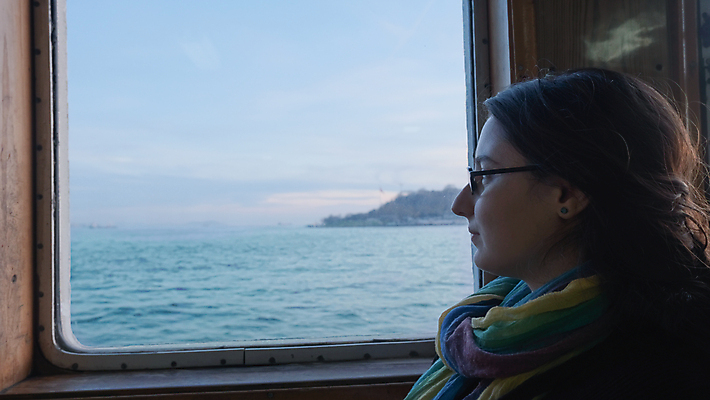 포토 JPG 해외이미지 백인 모델 라이프스타일 손 응시 여자 행복 안경 파도 바다 섬 여행 백그라운드 컨셉 생각 겨울 창문 휴가 휴식 주택 항해 한명 사람 성인 여행객 희망 자유 흰색 우아함 크루즈 긍정 승객 혼자 해외포토 서양인 1 시선 잡화 계절 감정 컬러 배_교통 건물 생활 신체부위 파일형식 이미지허브