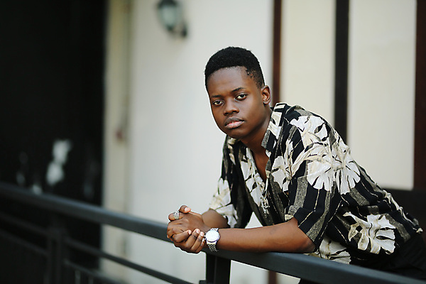 포토 JPG 해외이미지 모델 학생 라이프스타일 헤어스타일 응시 남자 행복 얼굴 포즈 백그라운드 컨셉 한명 서기 미소 사람 인종 성인 유행 검은색 어둠 표현 도시 자신감 시원함 스마트 피부 흥분 긍정 스타일 해외포토 1 시선 감정 컬러 모션 표정 생활 신체부위 파일형식 이미지허브