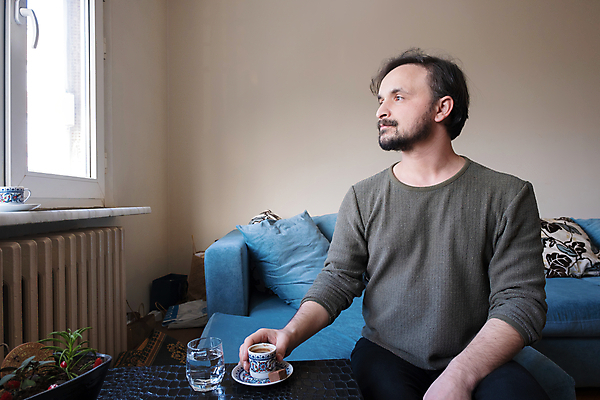 포토 JPG 해외이미지 백인 학생 라이프스타일 응시 남자 행복 커피 음료 여행 생각 비즈니스 창문 탁자 휴가 아파트 주택 실내 한명 미소 사람 앉기 성인 내부 컵 노트북 머그컵 잡기 업무 뜨거움 책상 배려 카피스페이스 해외포토 서양인 1 식기 시선 감정 가구 모션 표정 건물 생활 전자제품 공백 작업 파일형식 이미지허브