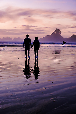 포토 JPG 해외이미지 커플 여자 남자 실루엣 파도 바다 섬 여행 휴가 성인 야외 두명 걷기 일몰 태평양 성인만 해외포토 관계 모션 촬영기법 사람 노을 파일형식 이미지허브