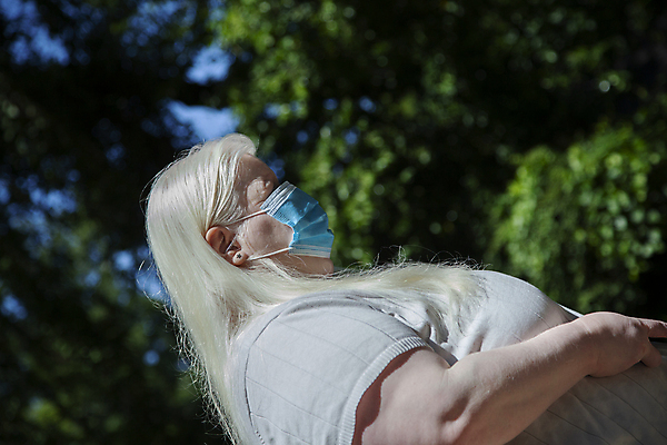 포토 JPG 해외이미지 여자 얼굴 지팡이 건강 가면 한명 경비 안전 사람 가로 파란색 약 장비 덮개 수비 바이러스 호흡 보호 질병 위험 예방 감염 독립 돌봄 시각장애인 위생관리 전염병 필터 해외포토 1 컬러 컨셉 의학 모션 관리 신체부위 뚜껑 장애인 파일형식 이미지허브