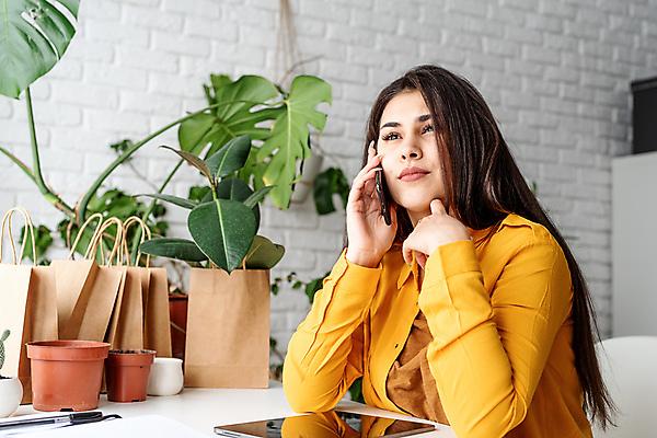 포토 JPG 해외이미지 여자 화분 잎 실내 한명 앉기 상반신 성인 스마트폰 태블릿 쇼핑백 노란색 통화 성인여자한명만 홈가드닝 해외포토 식물 1 컬러 가방 모션 사람 내부 전자제품 핸드폰 스마트기기 원예 여자한명만 성인여자만 파일형식 이미지허브