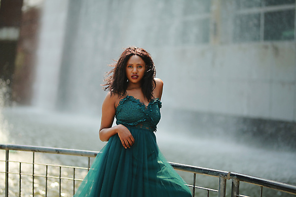 포토 JPG 해외이미지 모델 라이프스타일 헤어스타일 드레스 공원 여자 행복 얼굴 포즈 자연 한명 인종 야외 초록색 여름 뷰티 유행 검은색 자유 시골 우아함 긍정 내추럴 남아프리카 스타일 해외포토 1 옷 계절 공공시설 감정 컬러 컨셉 아프리카 사람 생활 신체부위 생태계 파일형식 이미지허브