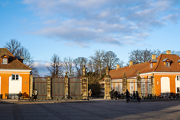 포토 JPG 해외이미지 나무 라이프스타일 계절 공원 유럽 길 여행 오렌지 자연 휴가 덴마크 사람 풍경 사람없음 야외 건물 컬러풀 뷰티 걷기 정원 산책 도시 숲 오솔길 입장 메인 일반 내추럴 옛날 코펜하겐 해외포토 식물 건축물 공공시설 나라 컬러 과일 모션 휴식 북유럽 생활 생태계 파일형식 이미지허브