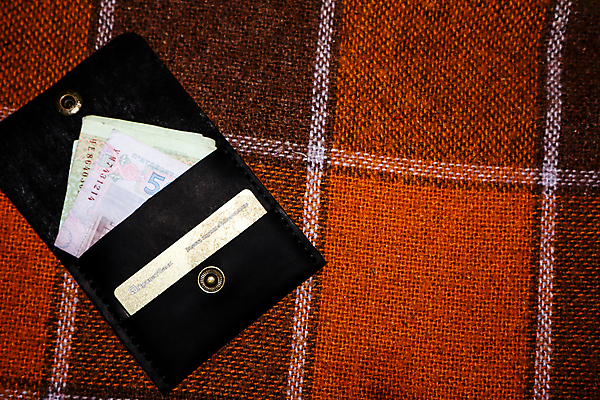 포토 JPG 해외이미지 디자인 남자 백그라운드 컨셉 돈 비즈니스 사람 사람없음 금융 쇼핑 사무실 유행 검은색 흰색 비즈니스맨 오픈 신용카드 이름 지갑 재산 구매 주머니 플라스틱 가죽 오브젝트 사인 투자 상업 신분 결제 소매 빚 고립 보유 인출 해외포토 컬러 재질 경제 직장인 파일형식 이미지허브