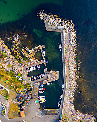 포토 JPG 해외이미지 라이프스타일 유럽 바다 섬 여행 건축양식 교통시설 자연 휴가 항해 안테나 덴마크 사람없음 야외 물 파란색 항구 만 보트 함선 포트 타운 닻 항공촬영 두더지 드론 해외포토 자연요소 건축 나라 뷰포인트 컬러 교통 배_교통 통신 북유럽 생활 도시 시설 생태계 파일형식 이미지허브