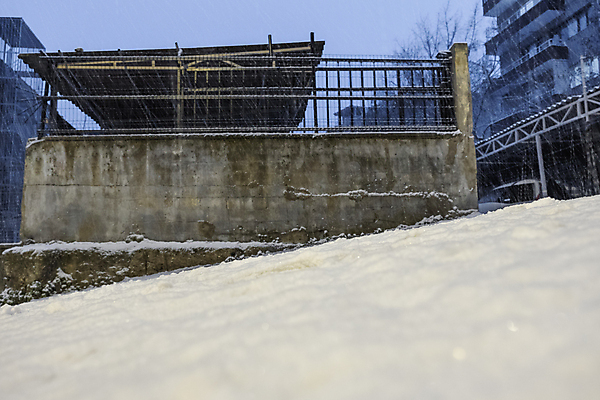 포토 JPG 해외이미지 외관 도로 여행 백그라운드 겨울 창문 자동차 자연 날씨 거리 주택 사람 풍경 사람없음 야외 건물 마을 얼음 운전 추위 도시 고급 주차 서리 조경 장면 온도 타운 이웃 눈보라 교외 심각 자동 폭설 해외포토 자연요소 건축물 계절 길 육상교통 컨셉 교통시설 모션 눈_날씨 자연재해 생태계 파일형식 이미지허브
