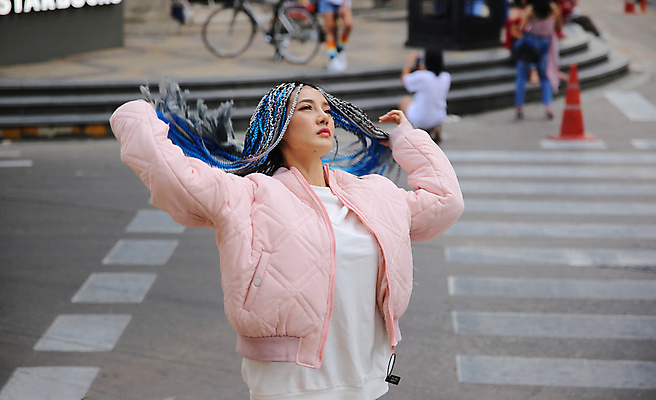 포토 JPG 해외이미지 모델 1 라이프스타일 헤어스타일 응시 여자 행복 감정 얼굴 포즈 백그라운드 자연 건강 한명 미소 사람 성인 야외 청춘 뷰티 유행 기쁨 표현 자신감 피부 긍정 내추럴 스타일 해외포토 시선 컨셉 표정 생활 신체부위 생태계 파일형식 이미지허브