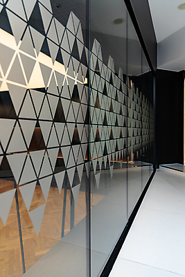 포토 JPG 해외이미지 디자인 유럽 산업 벽 스티커 패턴 건축양식 창문 유리 실내 사람없음 내부 건물 빛 금속 검은색 방 회색 흰색 복도 작음 폴란드 철강 해외포토 건축물 건축 나라 컬러 무늬 재질 크기 파일형식 이미지허브