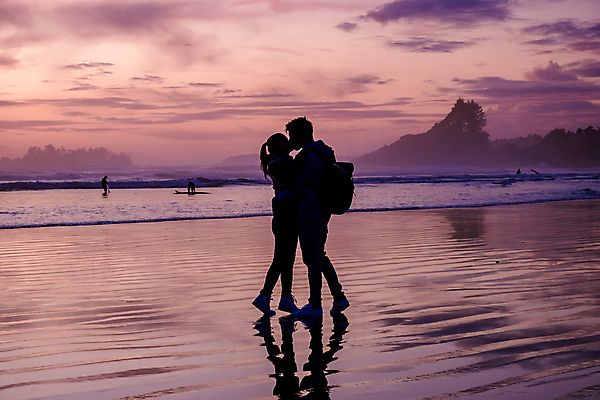 포토 JPG 해외이미지 커플 여자 남자 실루엣 파도 바다 섬 여행 휴가 풍경 성인 야외 두명 여름 걷기 일몰 태평양 성인만 해외포토 계절 관계 모션 촬영기법 사람 노을 파일형식 이미지허브