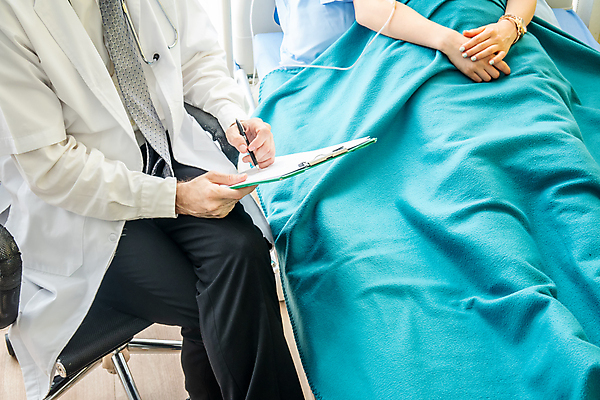 포토 JPG 해외이미지 직업 신체 해부 청진기 뼈 엑스레이 건강 병원 두명 치료 약 건강관리 진료 고통 시험 환자 의사 광선 하트 결과 질병 흉부 필름 분석 컨설턴트 암 외과 궤 돌봄 방사선 인턴 해외포토 모양 교육 감정 컨셉 비즈니스 의학 의료기기 모션 관리 사람 의료진 호흡기관 전문직 상담 파일형식 이미지허브