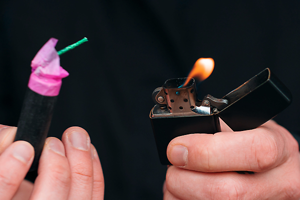 포토 JPG 해외이미지 전통 손 남자 불 불꽃 새로움 새해 기념 폭죽 한명 야외 크래커 검은색 중국 힘 소리 잡기 균열 휘발유 12월 폭발물 폭탄 가루 연도 시끄러움 라이터 파열 다이너마이트 심지 해외포토 자연요소 1 아시아 무기 컬러 컨셉 모션 사람 신체부위 쿠키 날짜 석유 파일형식 이미지허브