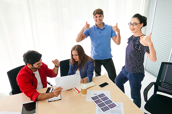 포토 JPG 해외이미지 디자인 응시 행복 유럽 비즈니스 건축양식 사업가 성공 수염 갈색머리 실내 사람 손짓 여러명 성인 노트북 컴퓨터 사무실 뷰티 작업 직장인 비즈니스맨 비즈니스우먼 그룹 엔지니어 건축가 디자이너 스마트 동료 경영자 공학 인턴 콜라보레이션 브레인스토밍 해외포토 직업 헤어스타일 시선 여자 교육 남자 건축 감정 나라 다수 컨셉 관계 모션 내부 전자제품 기술자 리더 파일형식 이미지허브