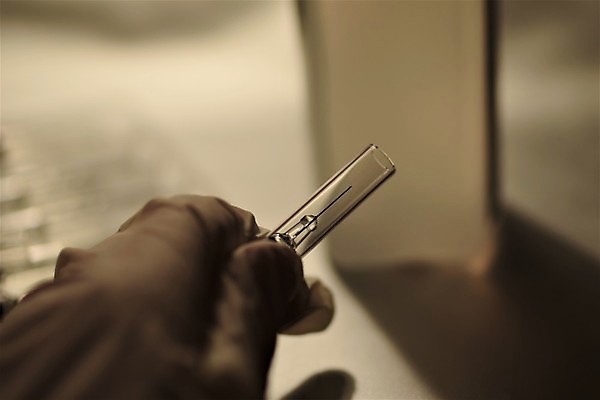 포토 JPG 해외이미지 손 건강 사람없음 약 간호사 의사 바이러스 닫기 소프트포커스 예방 주사약 백신 예방접종 해외포토 의학 모션 촬영기법 신체부위 의료진 접종 파일형식 이미지허브