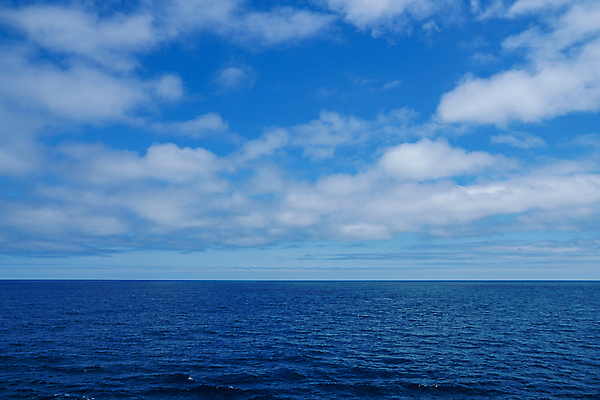 포토 JPG 해외이미지 구름 바다 섬 여행 백그라운드 교통시설 자국 모션 자연 하늘 휴가 풍경 사람없음 물 여름 파란색 태양 우주 맑음 거품 흰색 보트 고급 떨어짐 크루즈 속도 엔진 대서양 뱃놀이 터키석 파라다이스 수평선 해외포토 자연요소 계절 컬러 교통 컨셉 배_교통 날씨 전통놀이 보석 시설 생태계 파일형식 이미지허브