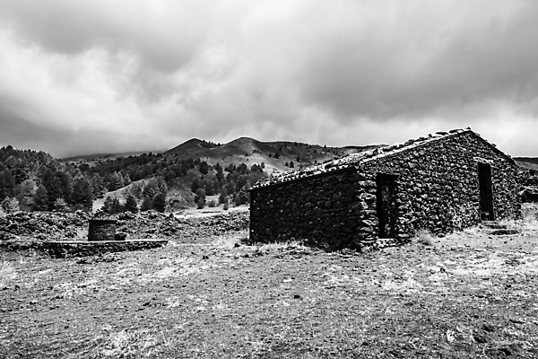 포토 JPG 해외이미지 공원 유럽 자연 산 파노라마 사람없음 물 산타클로스 검은색 이탈리아 트래킹 하이킹 흐름 오두막 폭발 지중해 언덕 화산 장면 분화구 용암 내추럴 전국 절정 지질학 해외포토 자연요소 공공시설 교육 나라 바다 컬러 컨셉 크리스마스 레저 촬영기법 생태계 파일형식 이미지허브