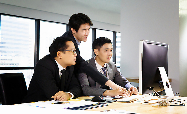 포토 JPG 해외이미지 백인 직업 비즈니스 사업가 통신 성공 회의 협력 설계 악수 직장 실내 대화 사람 성인 세명 사무실 업무 작업 비즈니스맨 비즈니스우먼 발표 그룹 작업장 계획 토론 종업원 동료 경영자 다인종 경영 마케팅 세미나 브레인스토밍 해외포토 서양인 여자 남자 산업 컨셉 회사 관계 말하기 인종 손짓 내부 직장인 리더 파일형식 이미지허브