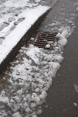 포토 JPG 해외이미지 계절 도로 길 여행 겨울 표면 날씨 사람없음 물 환경 추위 흰색 도시 고속도로 보행로 위험 홍수 폭풍 창살 무거움 배수구 경영 교외 길가 루트 폭설 눈내림 해외포토 자연요소 컬러 컨셉 비즈니스 교통시설 눈_날씨 무게 자연재해 파일형식 이미지허브