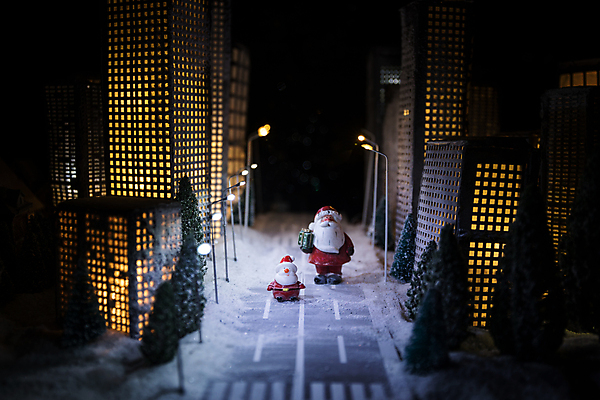 포토 JPG 해외이미지 나무 행복 도로 백그라운드 크리스마스 겨울 건축양식 불 휴가 새로움 거리 주택 선물 사람없음 건물 장식 빛 도시풍경 장난감 숫자 산타클로스 고층빌딩 축제 미니어처 등불 램프 축하 도시 신용카드 도심 야간 작음 연도 버리기 타운 전나무 눈내림 클라우스 해외포토 자연요소 식물 문자 건축물 계절 기념일 건축 감정 길 컨셉 교통시설 모션 조명 눈_날씨 풍경 빌딩 금융 모형 크기 파일형식 이미지허브