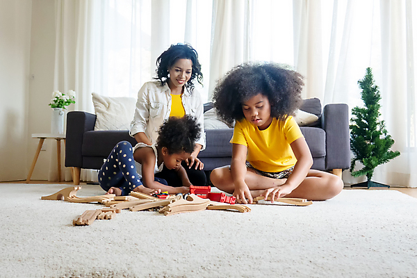 포토 JPG 해외이미지 학생 여자 교육 딸 행복 어린이 교실 학교 가족 놀이 엄마 바닥 주택 함께함 실내 미소 사람 앉기 소년 성인 내부 세명 노트북 독서 게임 아빠 해외포토 남자 감정 컨셉 관계 모션 표정 건물 전자제품 파일형식 이미지허브