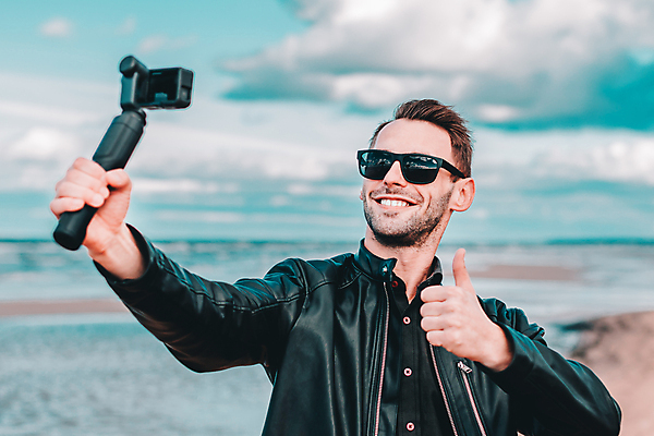 포토 JPG 해외이미지 주간 남자 여행 한명 들기 상반신 성인 해변 야외 앞모습 선글라스 카메라 셀프카메라 가죽자켓 성인남자한명만 크리에이터 1인미디어 셀프캠 해외포토 자연요소 직업 1 안경 바다 뷰포인트 모션 사람 전자제품 사진촬영 촬영 재킷 방송 남자한명만 성인남자만 파일형식 이미지허브