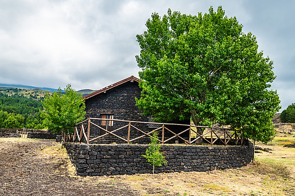 포토 JPG 해외이미지 구름 공원 유럽 자연 산 파노라마 풍경 사람없음 물 여름 검은색 이탈리아 트래킹 하이킹 흐름 바위 오두막 폭발 지중해 언덕 화산 장면 분화구 용암 내추럴 전국 절정 지질학 해외포토 자연요소 계절 공공시설 교육 나라 바다 컬러 컨셉 레저 촬영기법 돌_바위 생태계 파일형식 이미지허브